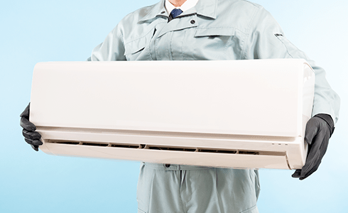 エアコンを運ぶ様子